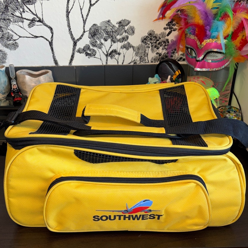EUC  Southwest Airlines pet carrier bag. It is a soft-sided, yellow and blue bag
